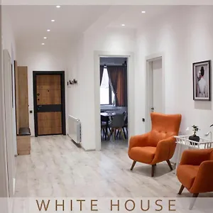 فيلة White House, تبليسي